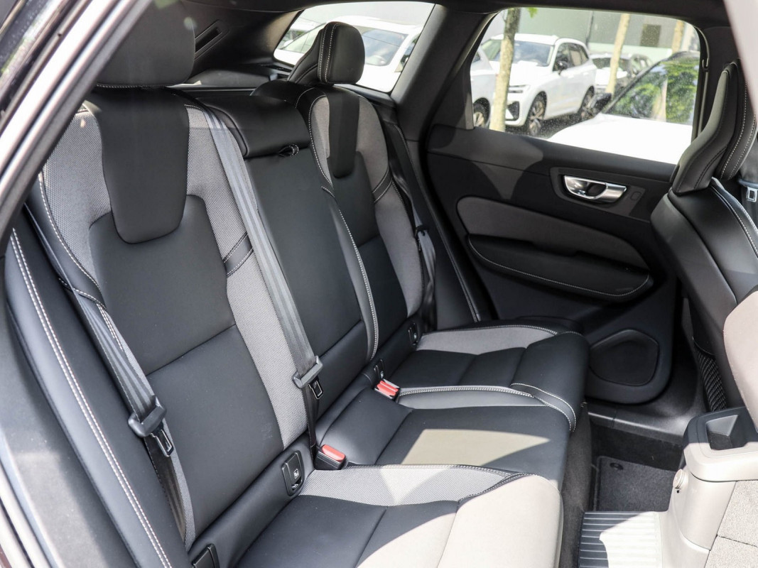 Volvo XC60 T6 AWD - SUV/Off-road - Schwarz - Gebrauchtwagen - Bild 5