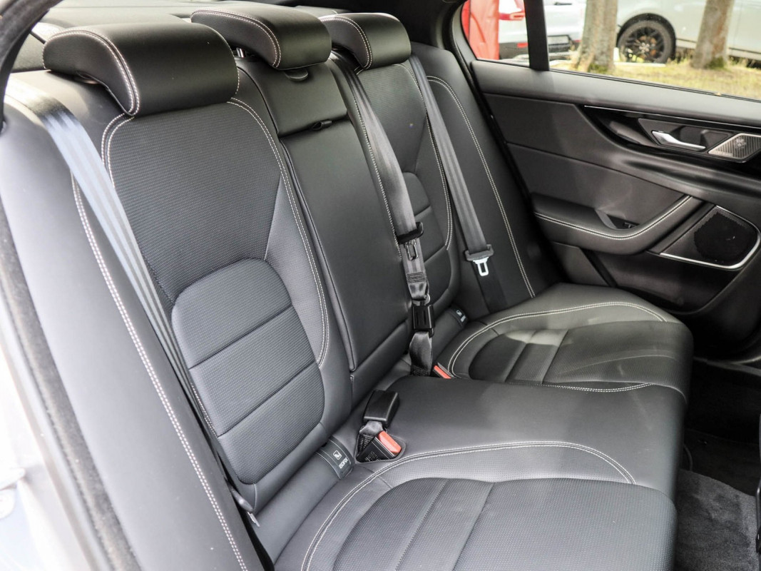 Jaguar XE - Limousine - Grau - Gebrauchtwagen - Bild 4