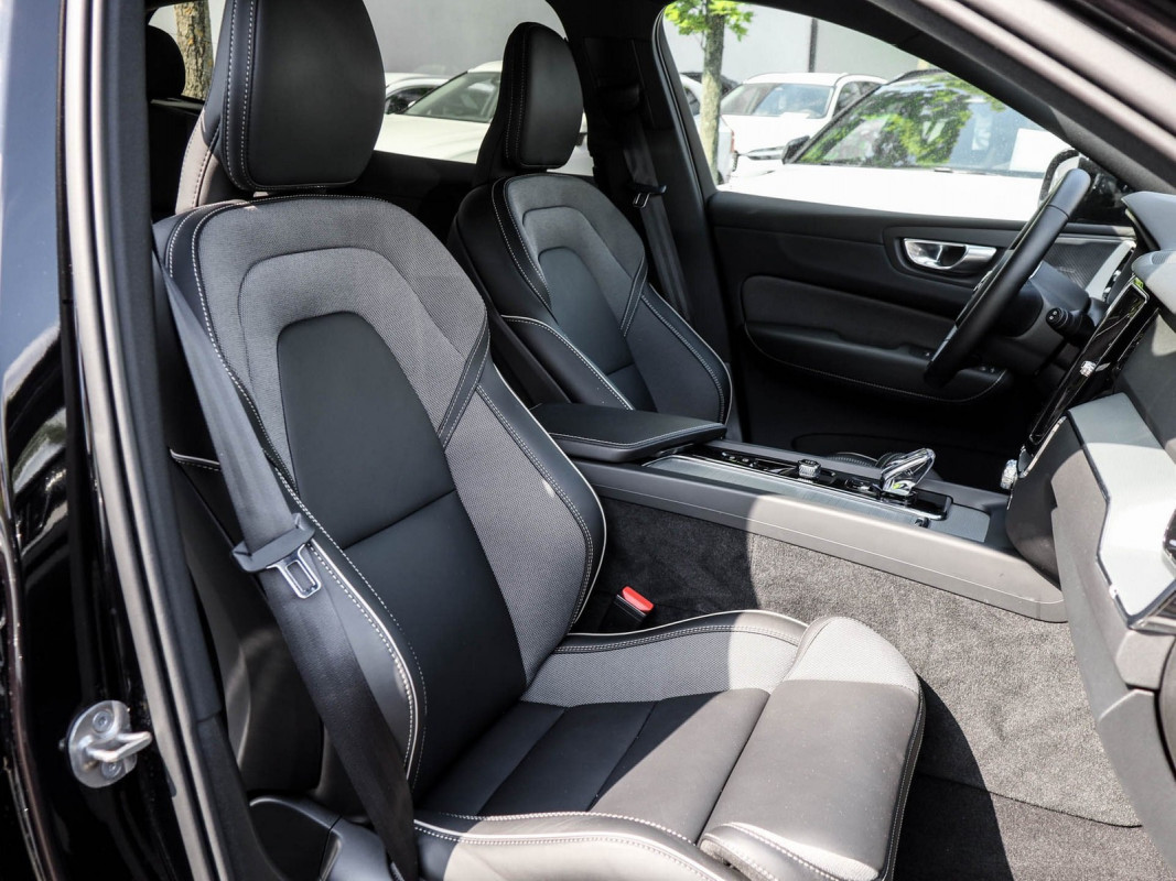 Volvo XC60 T6 AWD - SUV/Off-road - Schwarz - Gebrauchtwagen - Bild 7