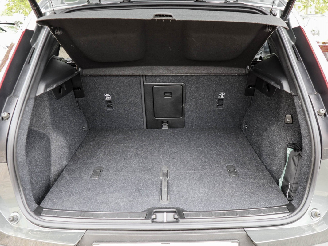 Volvo XC40 B4 - SUV/Off-road - Grau - Gebrauchtwagen - Bild 12