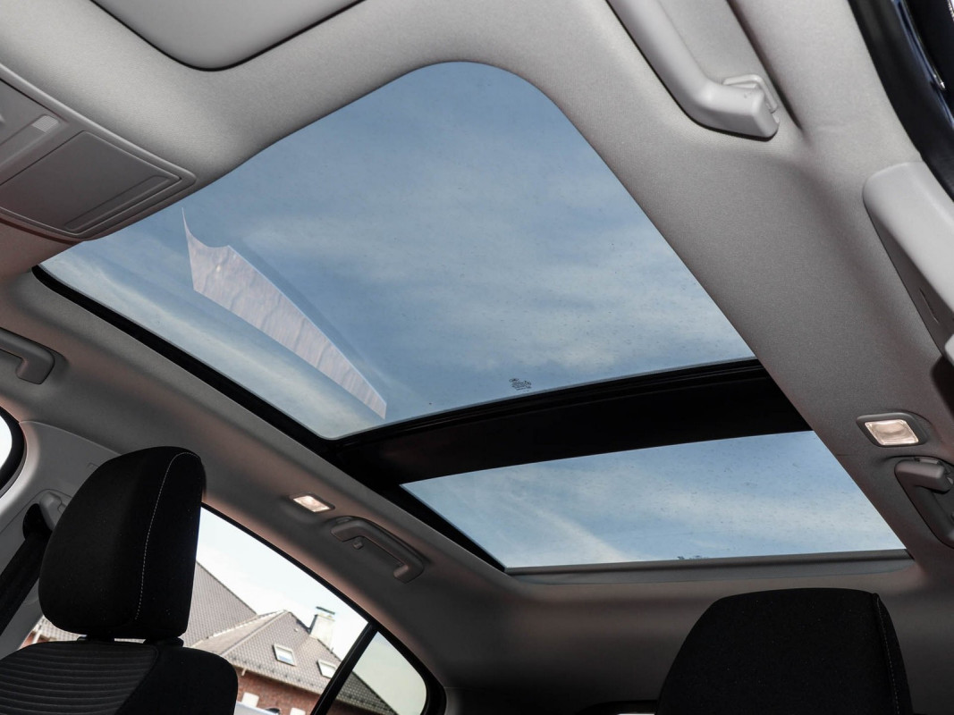 Ford Focus Lim.Titanium Edition Panorama-Dach - Limousine - Schwarz - Tageszulassung - Bild 12