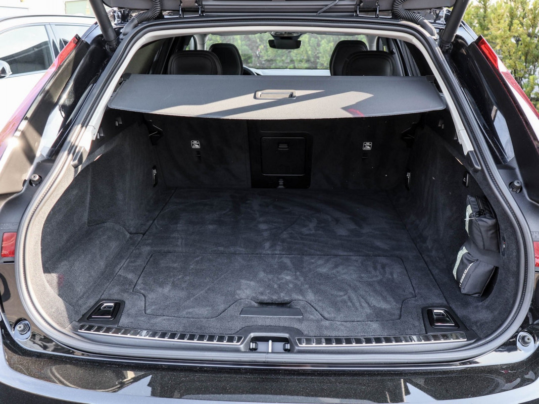 Volvo V90 T8 AWD - Kombi - Schwarz - Gebrauchtwagen - Bild 11