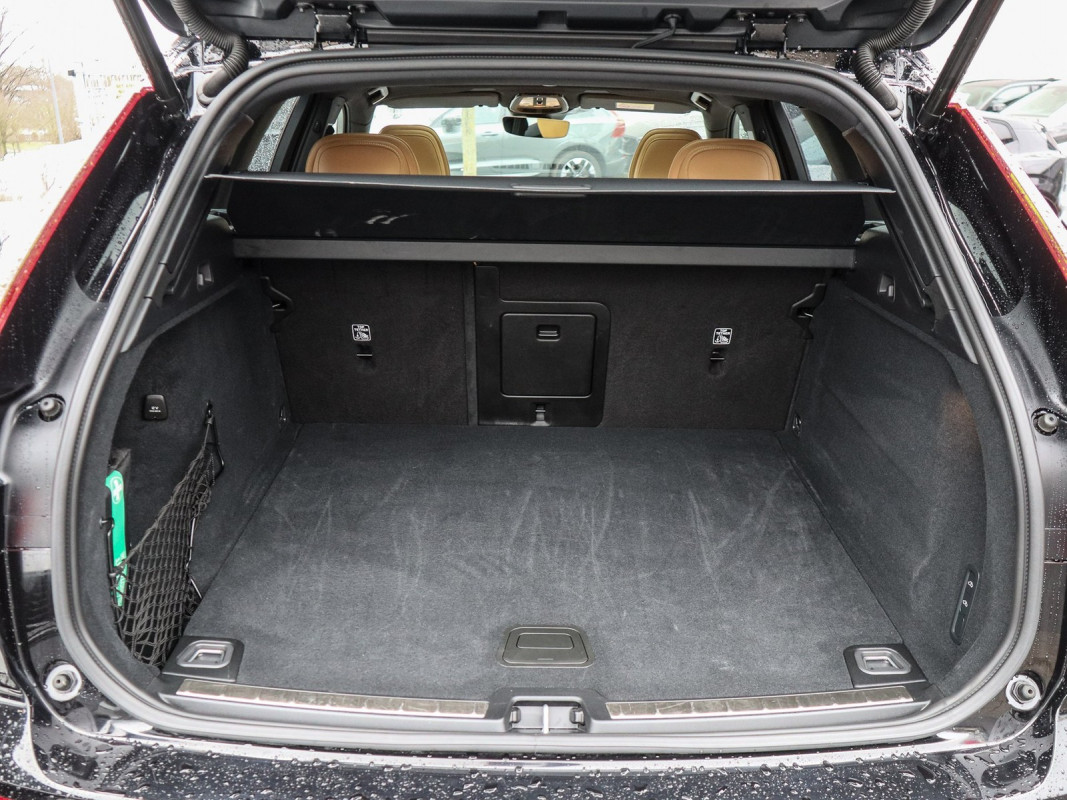 Volvo XC60 B5 (B) - SUV/Off-road - Schwarz - Gebrauchtwagen - Bild 10