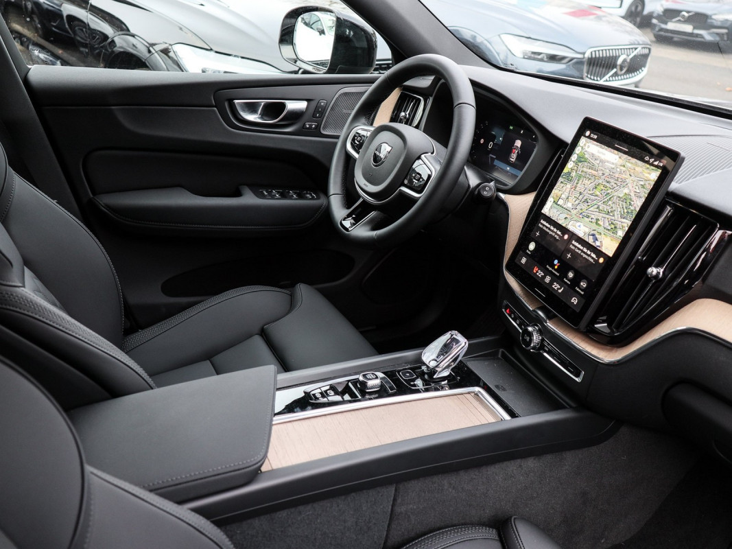 Volvo XC60 T6 Recharge AWD - SUV/Off-road - Silber - Gebrauchtwagen - Bild 3