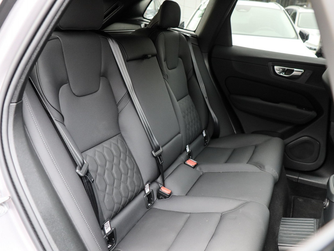 Volvo XC60 T6 Recharge AWD - SUV/Off-road - Silber - Gebrauchtwagen - Bild 4