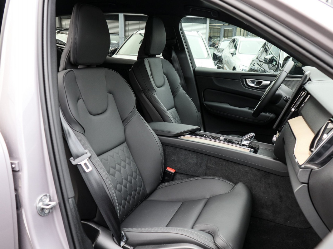 Volvo XC60 T6 Recharge AWD - SUV/Off-road - Silber - Gebrauchtwagen - Bild 6