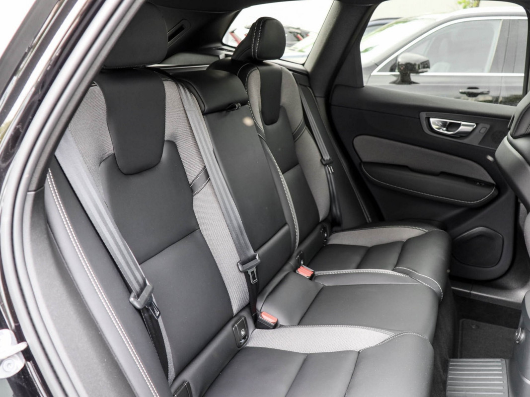 Volvo XC60 T6 AWD - SUV/Off-road - Schwarz - Gebrauchtwagen - Bild 4