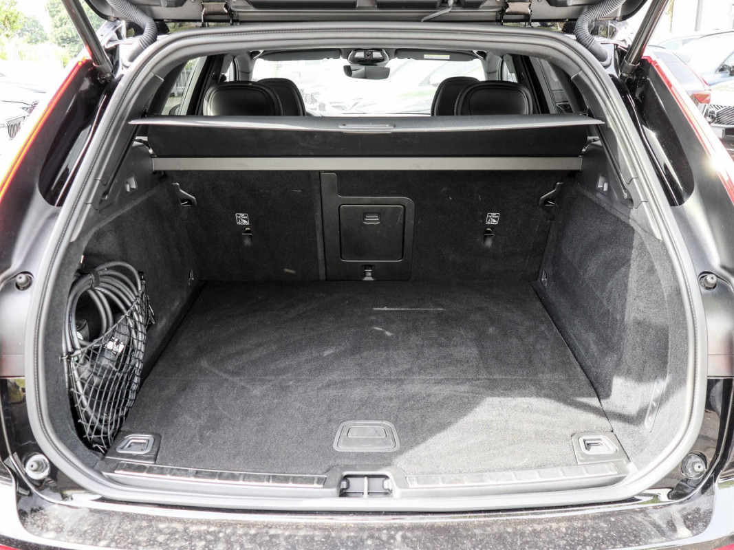 Volvo XC60 T6 AWD - SUV/Off-road - Schwarz - Gebrauchtwagen - Bild 10