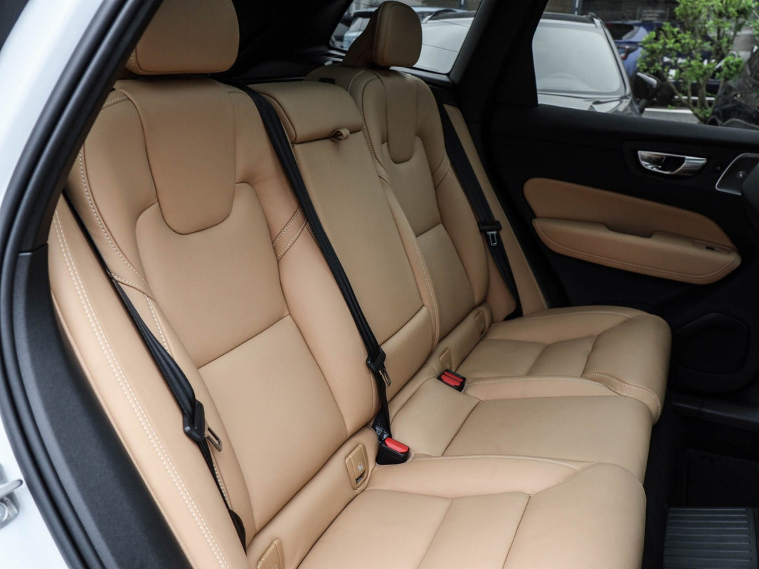 Volvo XC60 T6 Recharge AWD - SUV/Off-road - Weiss - Gebrauchtwagen - Bild 4