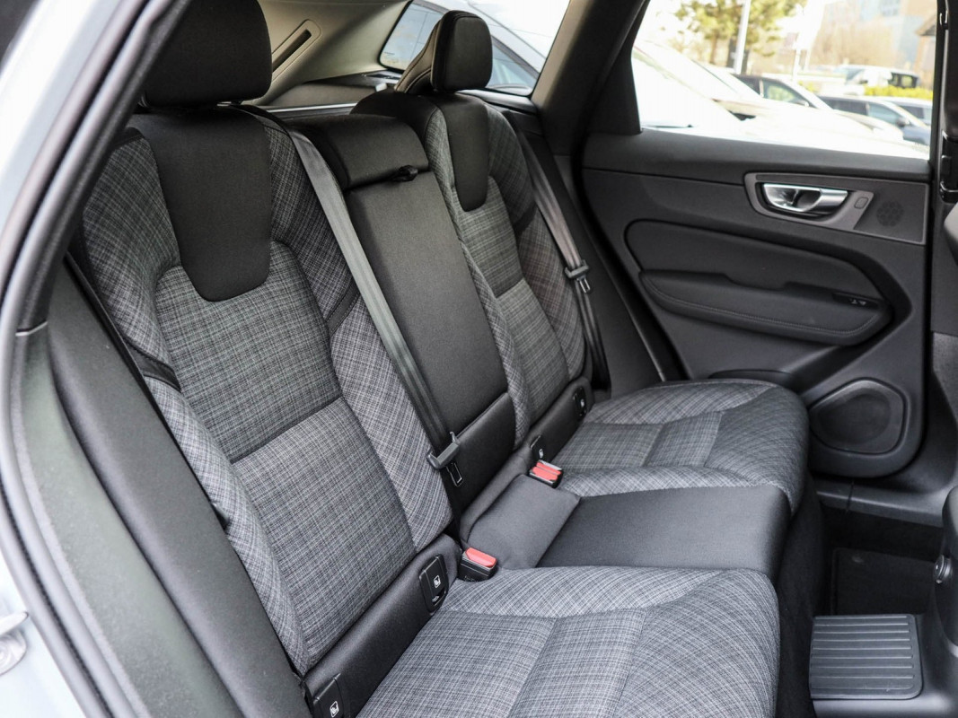 Volvo XC60 T6 Recharge AWD Reskin - SUV/Off-road - Grau - Gebrauchtwagen - Bild 4