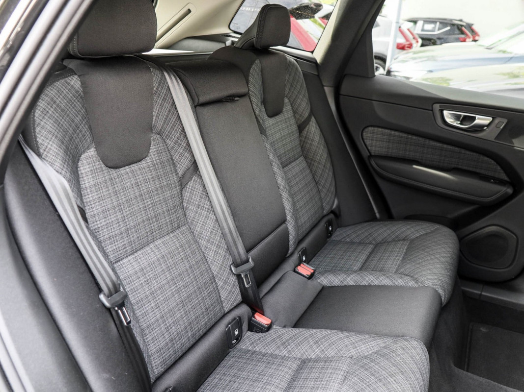 Volvo XC60 B5 AWD - SUV/Off-road - Schwarz - Gebrauchtwagen - Bild 4