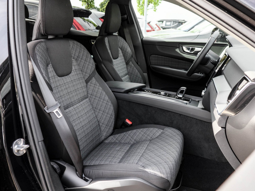 Volvo XC60 B5 AWD - SUV/Off-road - Schwarz - Gebrauchtwagen - Bild 6