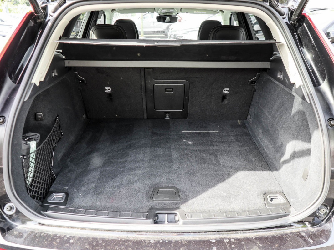 Volvo XC60 B5 AWD - SUV/Off-road - Schwarz - Gebrauchtwagen - Bild 11