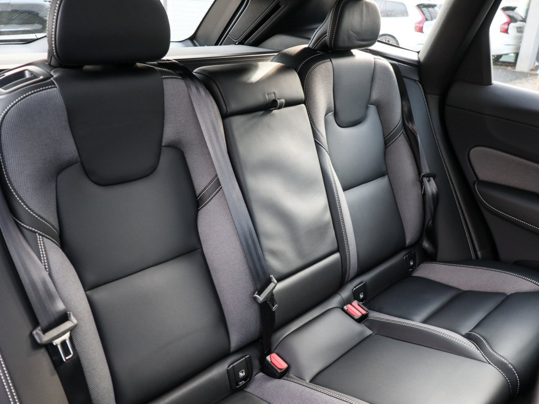 Volvo XC60 T6 Recharge AWD - SUV/Off-road - Schwarz - Gebrauchtwagen - Bild 4