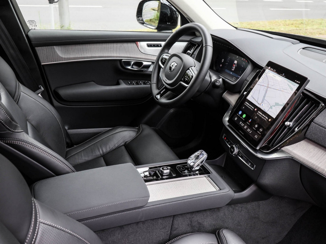 Volvo XC90 T8 AWD Recharge Reskin - SUV/Off-road - Braun - Gebrauchtwagen - Bild 3
