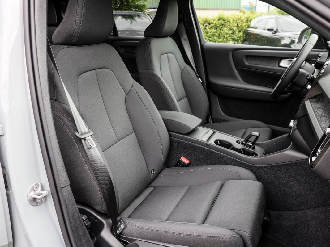 Volvo EX40 Single Extended Range RWD Plus Dark - SUV/Off-road - Grau - Gebrauchtwagen - Bild 6