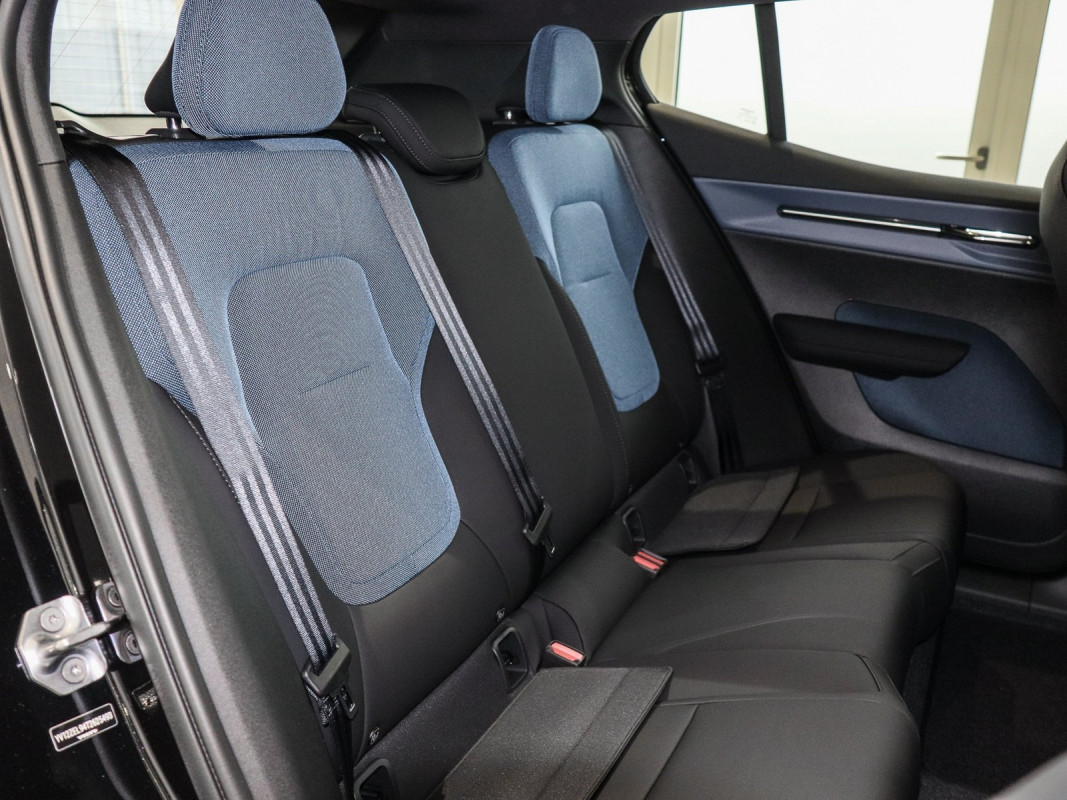 Volvo EX30 P5 Longe Range Plus Black Edition - SUV/Off-road - Schwarz - Gebrauchtwagen - Bild 4