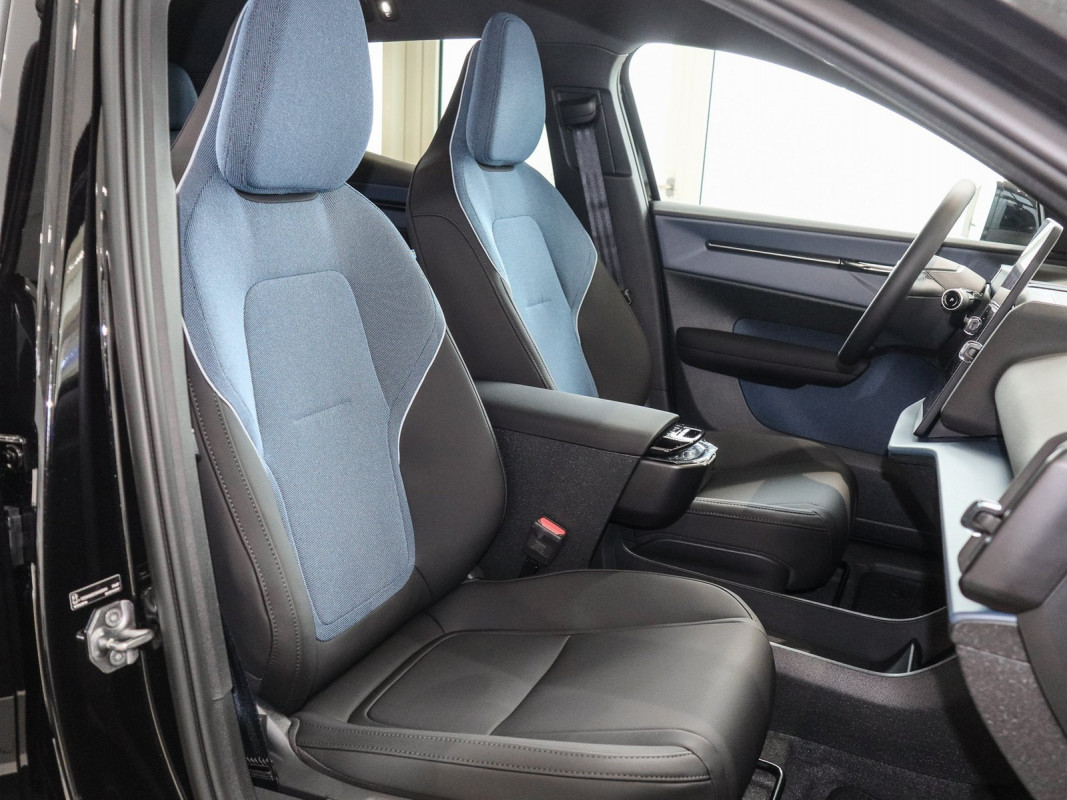 Volvo EX30 P5 Longe Range Plus Black Edition - SUV/Off-road - Schwarz - Gebrauchtwagen - Bild 6