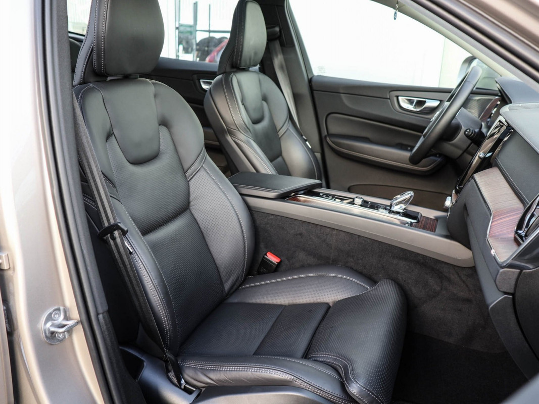 Volvo XC60 B5 Diesel Ultimate Bright AWD - SUV/Off-road - Bronze - Gebrauchtwagen - Bild 6