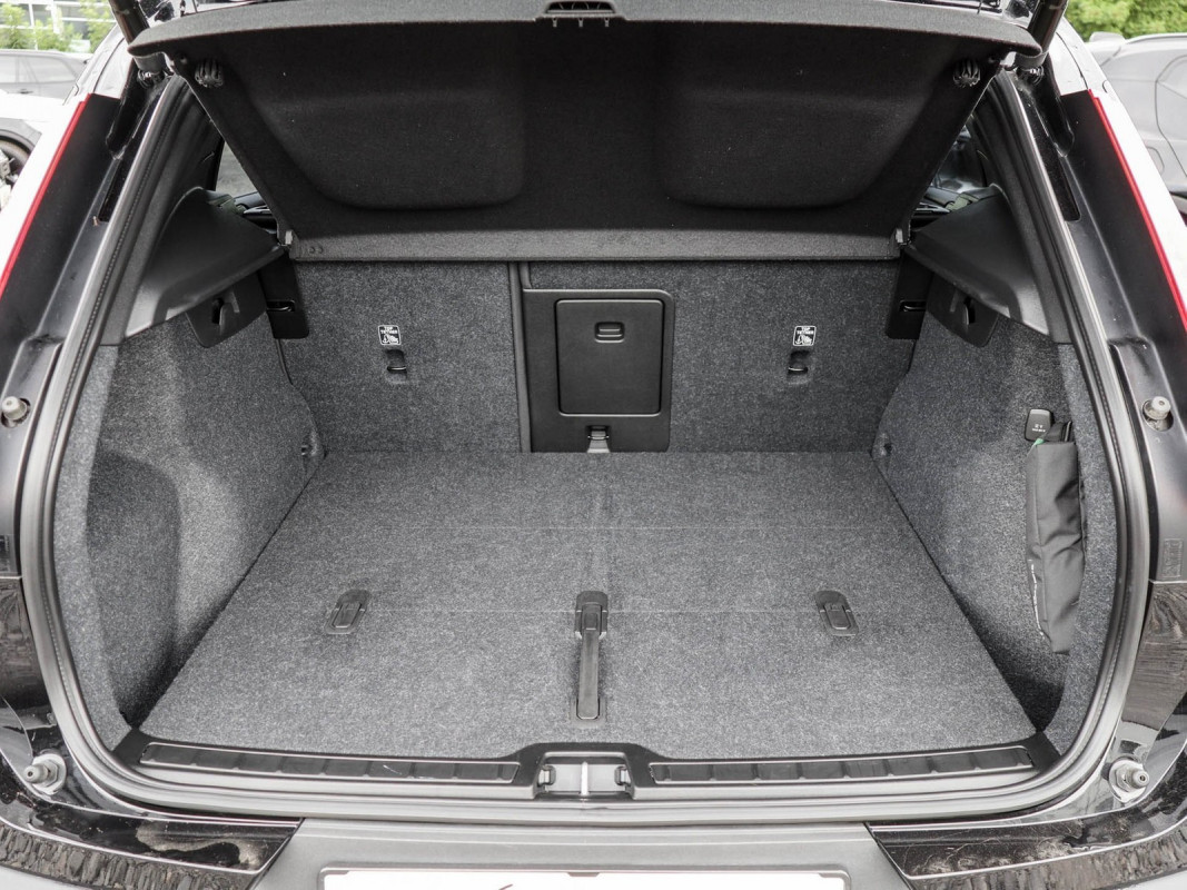 Volvo XC40 B4 Core - SUV/Off-road - Schwarz - Gebrauchtwagen - Bild 11