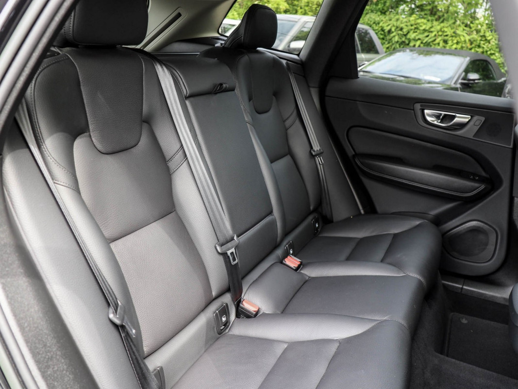 Volvo XC60 B4 (D) Plus Bright 2WD - SUV/Off-road - Schwarz - Gebrauchtwagen - Bild 4