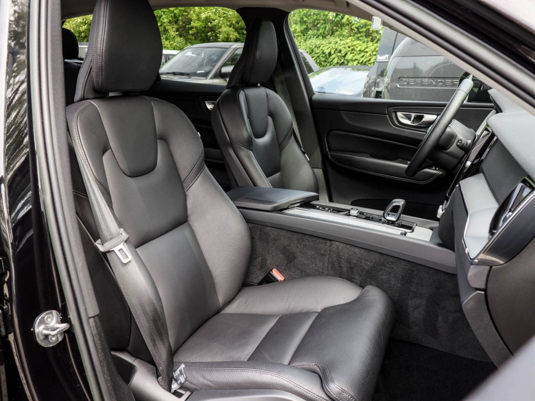 Volvo XC60 B4 (D) Plus Bright 2WD - SUV/Off-road - Schwarz - Gebrauchtwagen - Bild 6