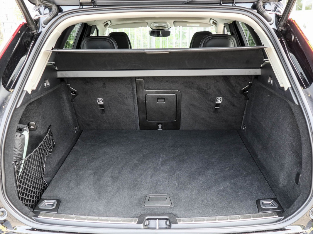 Volvo XC60 B4 (D) Plus Bright 2WD - SUV/Off-road - Schwarz - Gebrauchtwagen - Bild 11