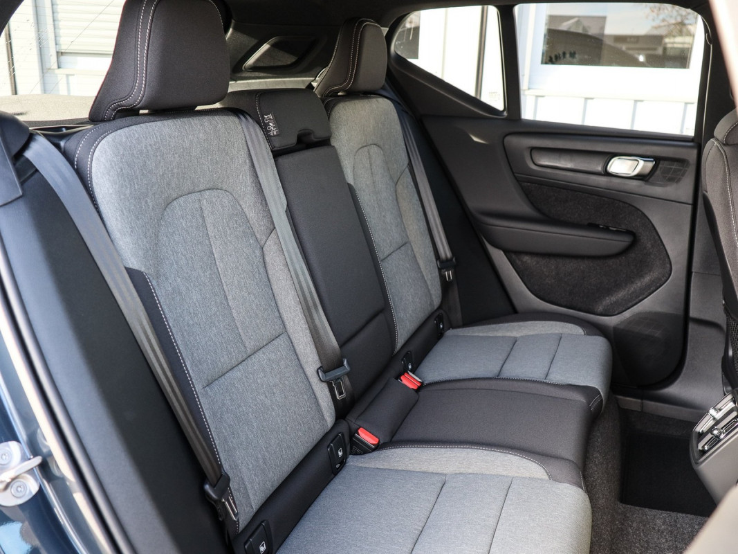 Volvo XC40 B3 Plus Black Edition - SUV/Off-road - Blau - Gebrauchtwagen - Bild 4