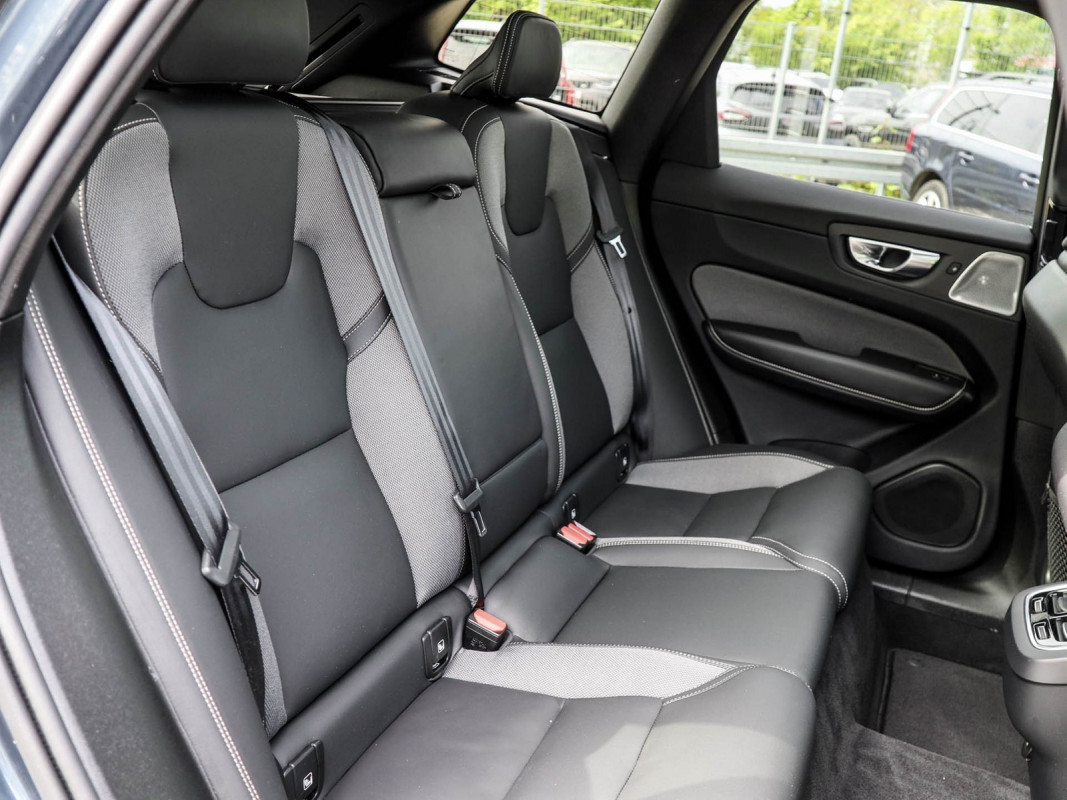 Volvo XC60 B5 Ultra Dark AWD - SUV/Off-road - Blau - Gebrauchtwagen - Bild 4