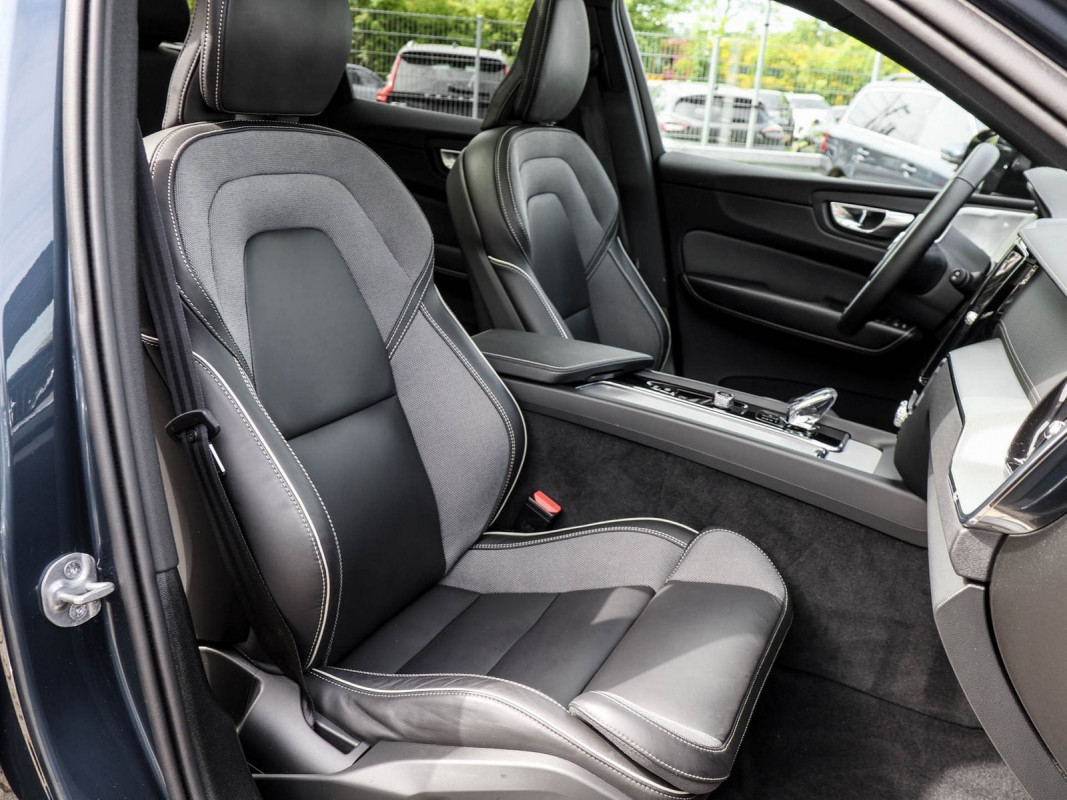 Volvo XC60 B5 Ultra Dark AWD - SUV/Off-road - Blau - Gebrauchtwagen - Bild 6