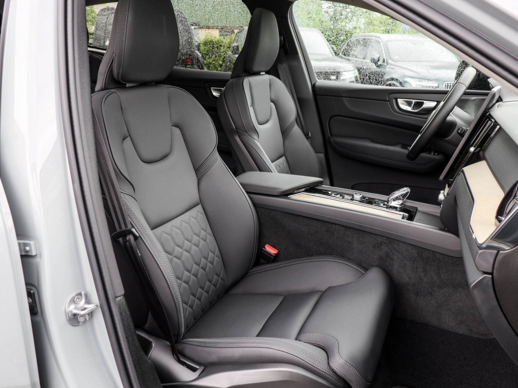 Volvo XC60 B5 Plus Dark AWD - SUV/Off-road - Grau - Gebrauchtwagen - Bild 6