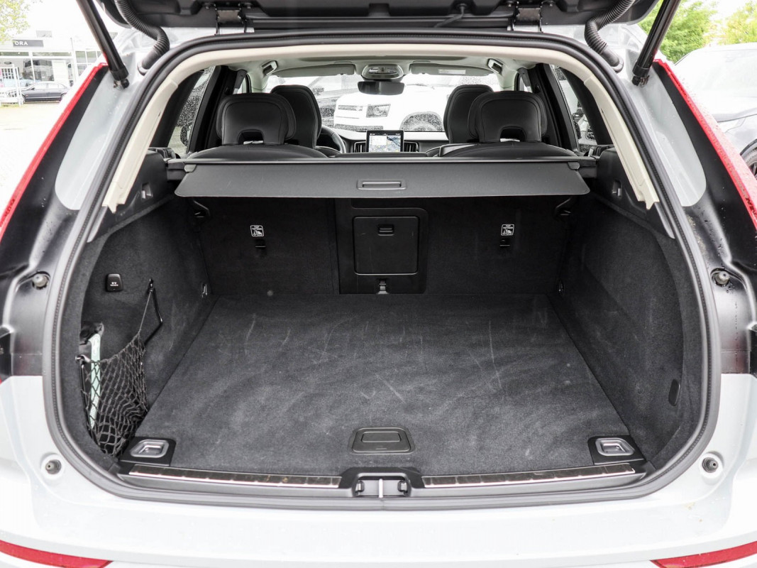 Volvo XC60 B5 Plus Dark AWD - SUV/Off-road - Grau - Gebrauchtwagen - Bild 10