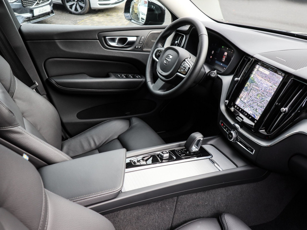 Volvo XC60 B5 Plus Dark AWD - SUV/Off-road - Grau - Gebrauchtwagen - Bild 3