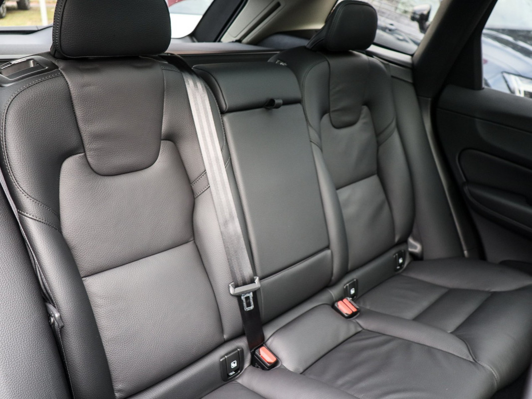 Volvo XC60 B5 Plus Dark AWD - SUV/Off-road - Grau - Gebrauchtwagen - Bild 4