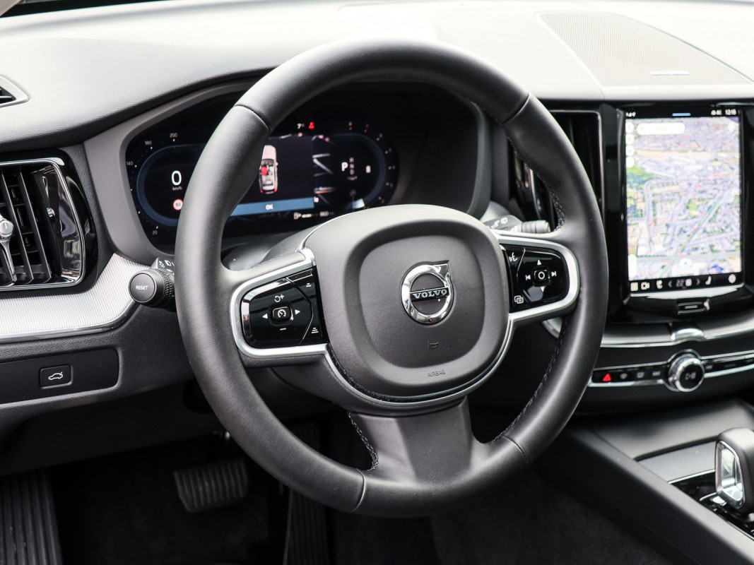 Volvo XC60 B5 Plus Dark AWD - SUV/Off-road - Grau - Gebrauchtwagen - Bild 9