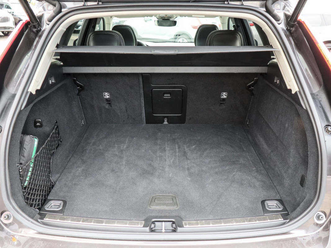 Volvo XC60 B5 Plus Dark AWD - SUV/Off-road - Grau - Gebrauchtwagen - Bild 10