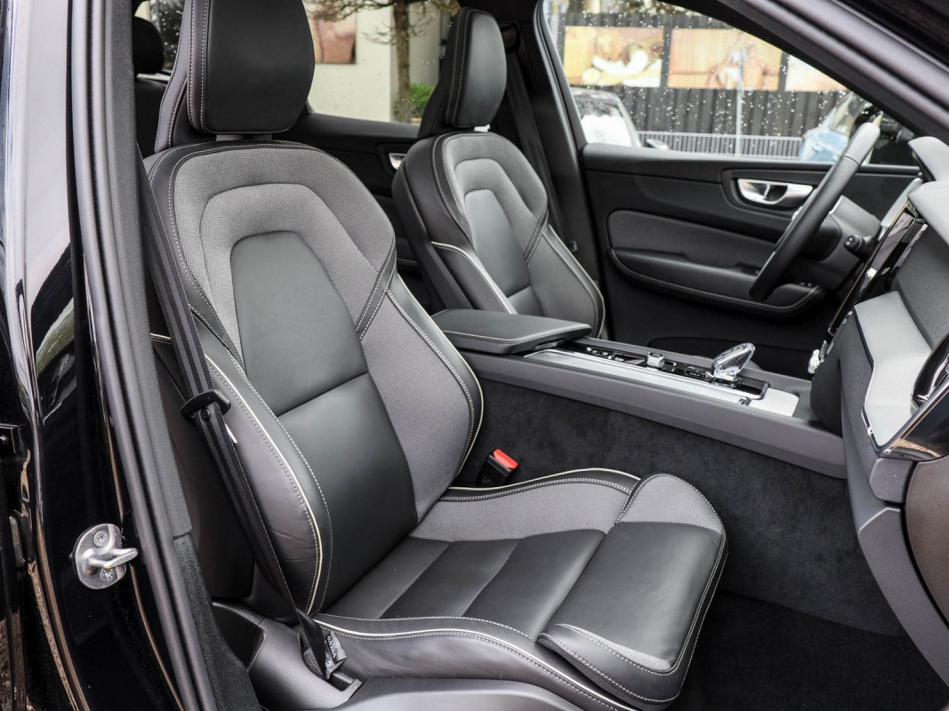 Volvo XC60 B5 AWD - SUV/Off-road - Schwarz - Gebrauchtwagen - Bild 6