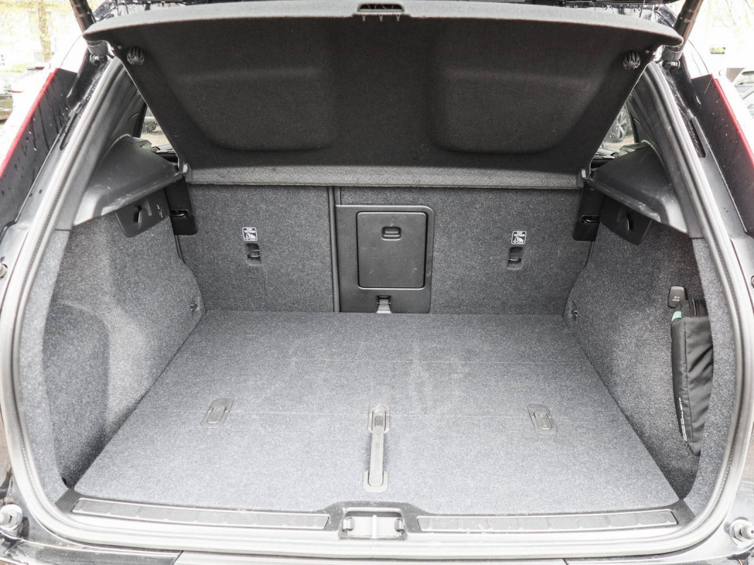 Volvo XC40 B3 - SUV/Off-road - Schwarz - Gebrauchtwagen - Bild 11