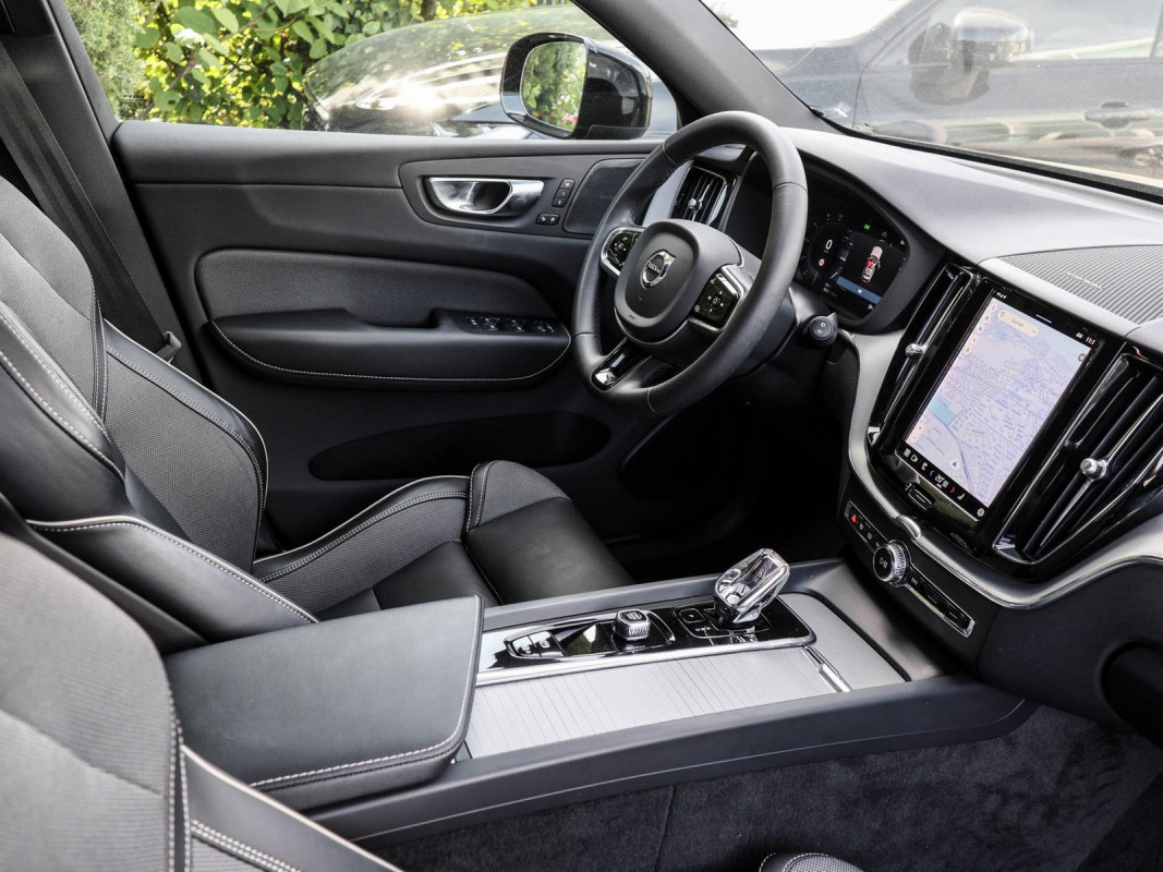 Volvo XC60 B4 Benzin - SUV/Off-road - Grau - Gebrauchtwagen - Bild 3