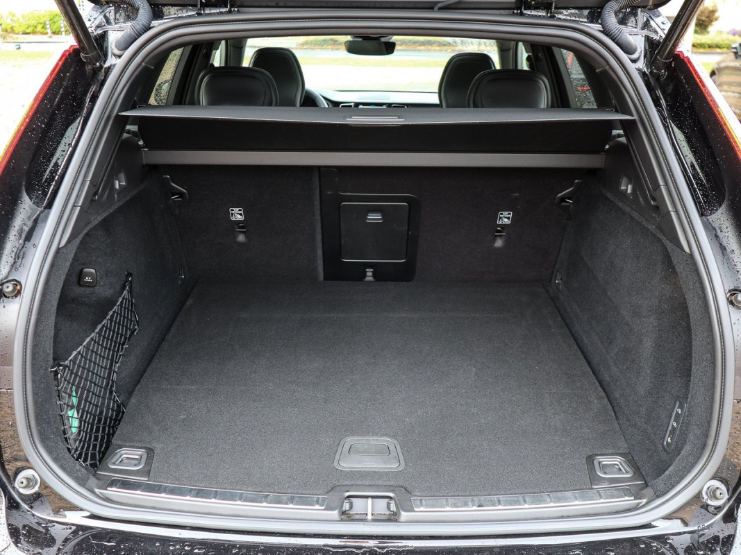 Volvo XC60 T8 AWD - SUV/Off-road - Schwarz - Gebrauchtwagen - Bild 10