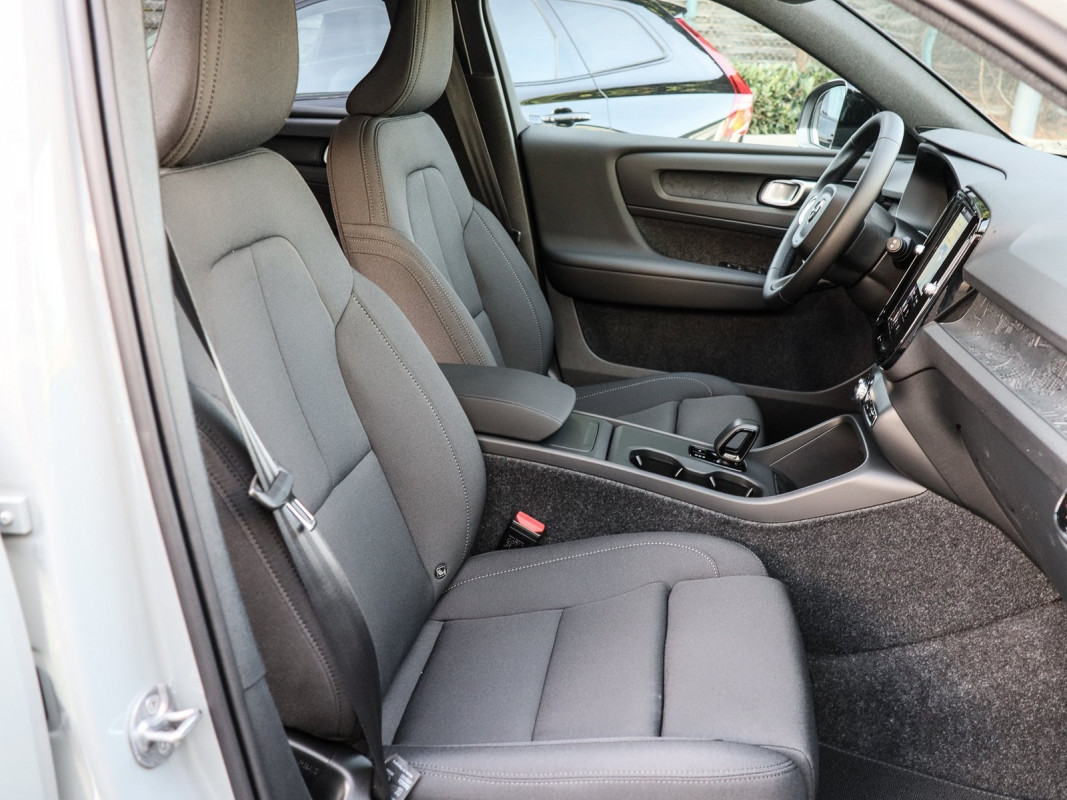 Volvo EX40 Plus Black - SUV/Off-road - Grau - Gebrauchtwagen - Bild 6