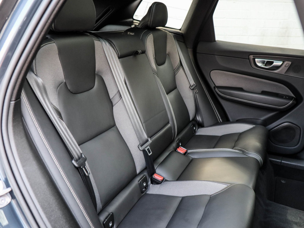 Volvo XC60 B5 - SUV/Off-road - Blau - Gebrauchtwagen - Bild 4