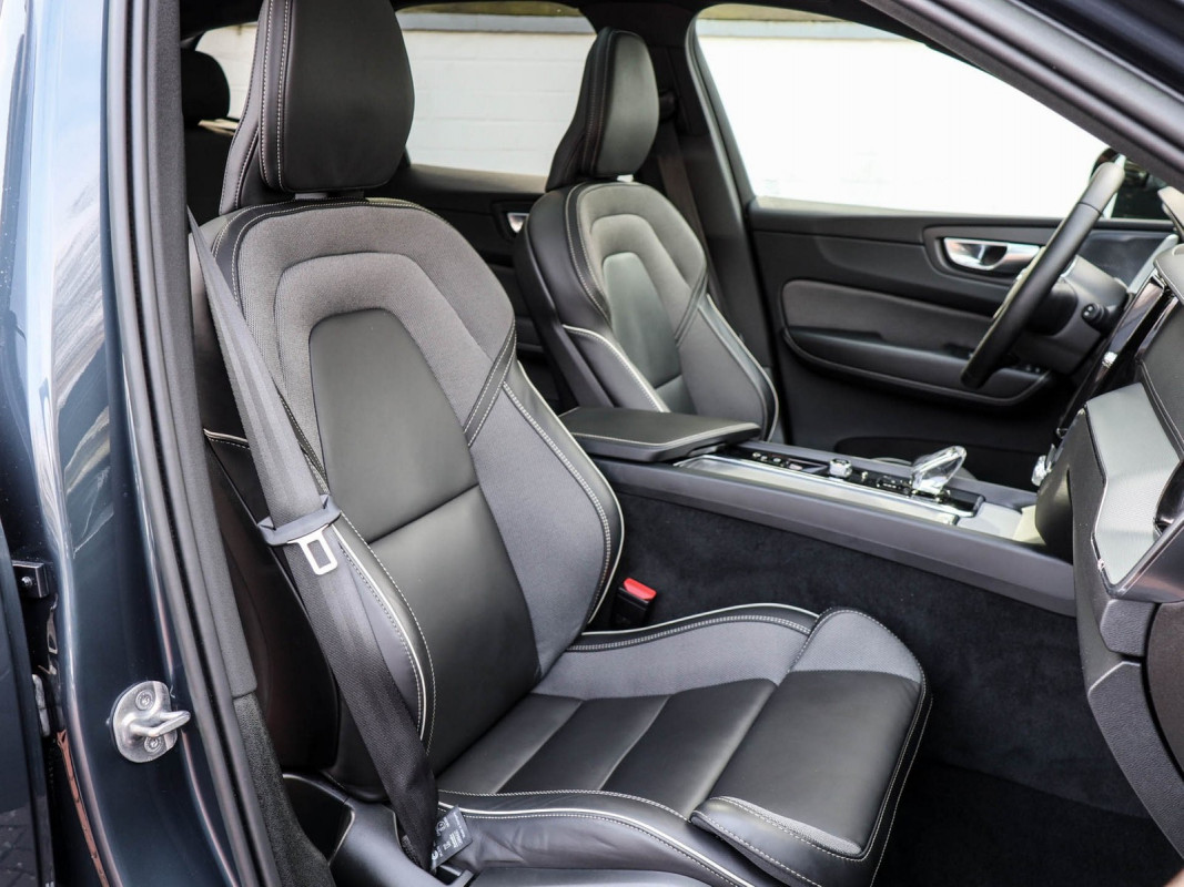 Volvo XC60 B5 - SUV/Off-road - Blau - Gebrauchtwagen - Bild 6
