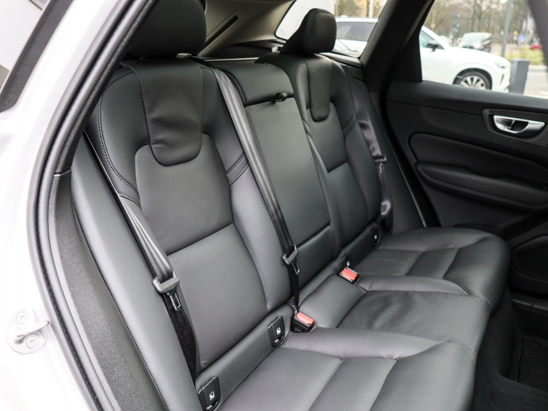 Volvo XC60 B5 (B) AWD - SUV/Off-road - Silber - Gebrauchtwagen - Bild 4