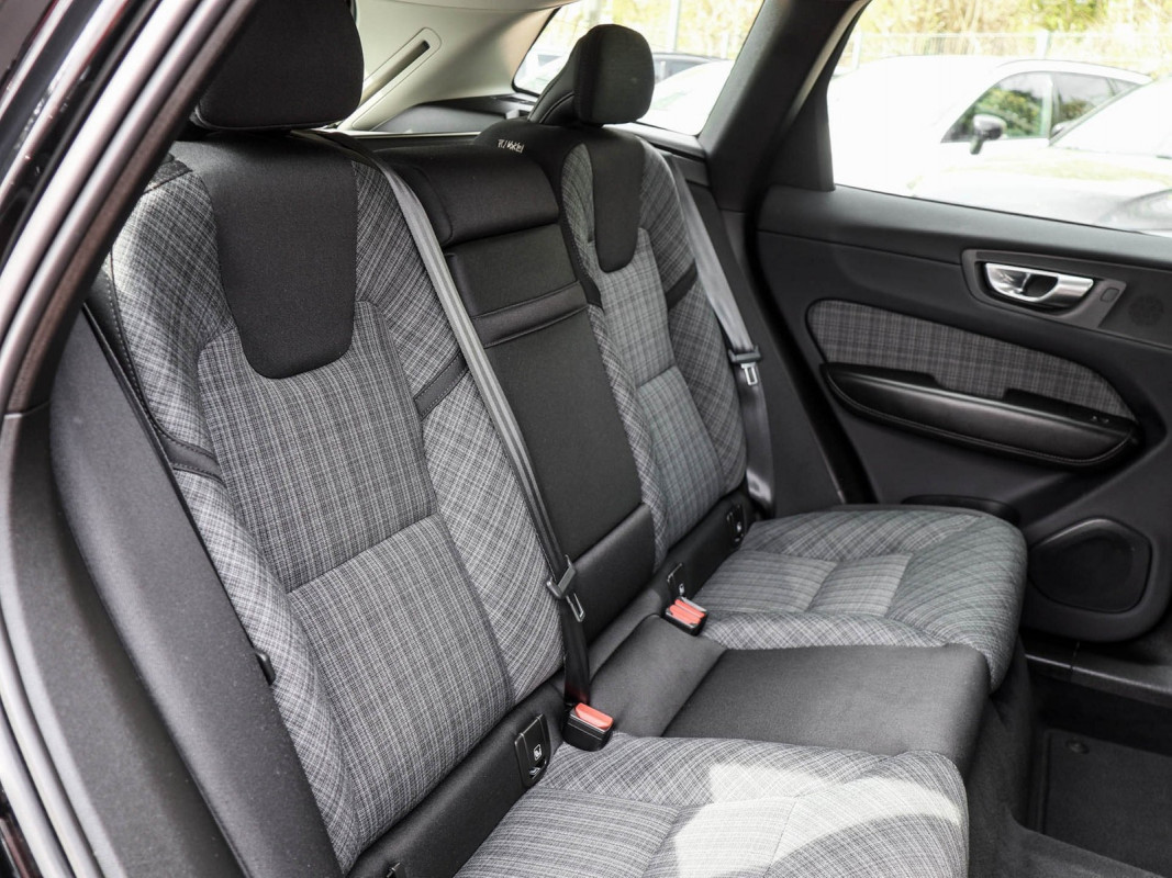 Volvo XC60 B4 - SUV/Off-road - Schwarz - Gebrauchtwagen - Bild 4