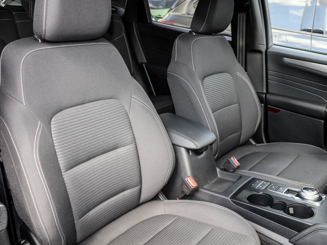 Ford Kuga Plug-In Hybrid Titanium, AHK Allwetter, Winter P. - SUV/Off-road - Grau - Gebrauchtwagen - Bild 6