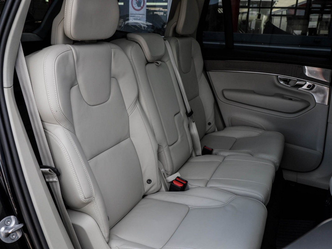 Volvo XC90 T8 Recharge Plug-In Hybrid AWD - SUV/Off-road - Schwarz - Gebrauchtwagen - Bild 4