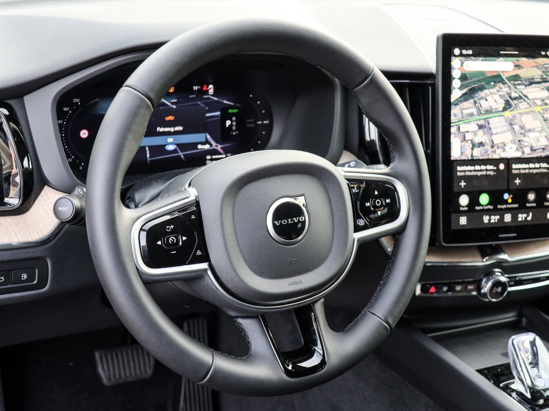 Volvo XC60 T6 Plug-In Hybrid AWD - SUV/Off-road - Schwarz - Gebrauchtwagen - Bild 9