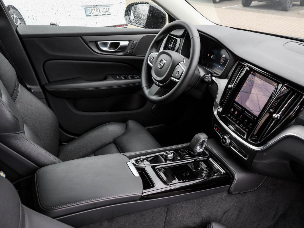 Volvo V60 T6 Recharge Plug-In Hybrid AWD - Kombi - Schwarz - Gebrauchtwagen - Bild 3