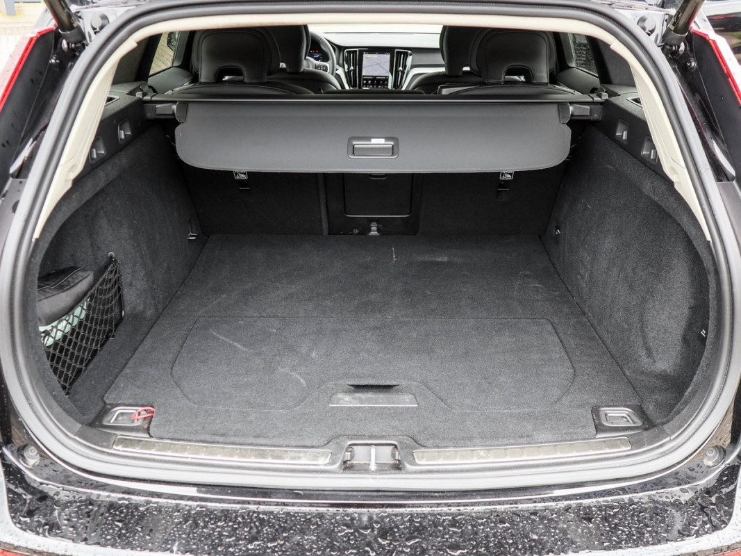 Volvo V60 T6 Recharge Plug-In Hybrid AWD - Kombi - Schwarz - Gebrauchtwagen - Bild 11